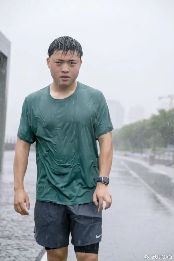 Uzi晒雨中跑步照片：最近上海下雨 跑得很棒